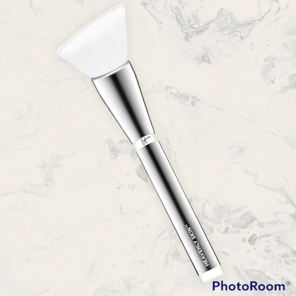 BNIP IT Cosmetics Heavenly Skin Skin-Smoothing Complexion Brush #704